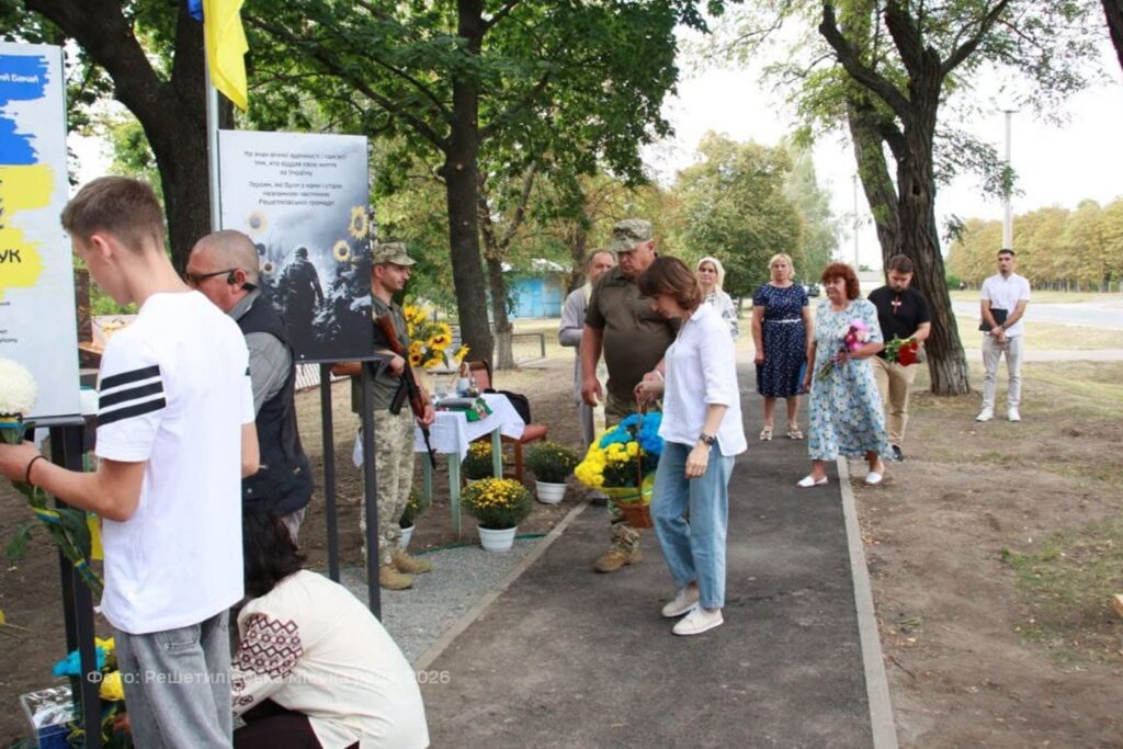 люди кладуть квіти на Алеї Героїв