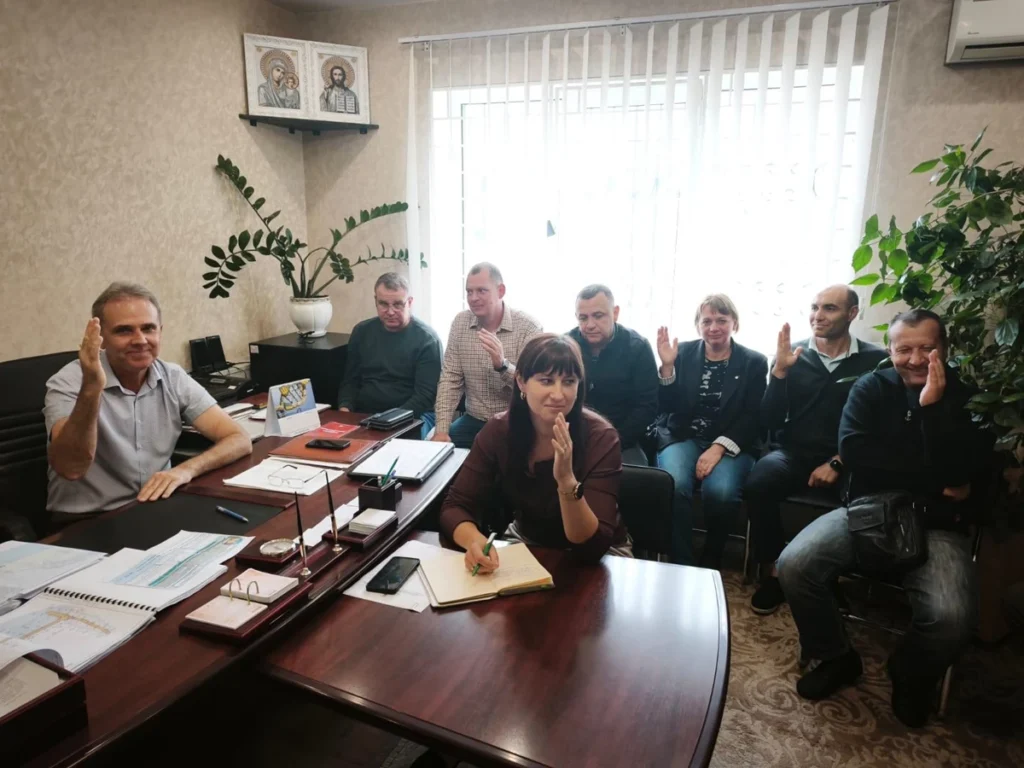 багато людей у кабінеті голосують