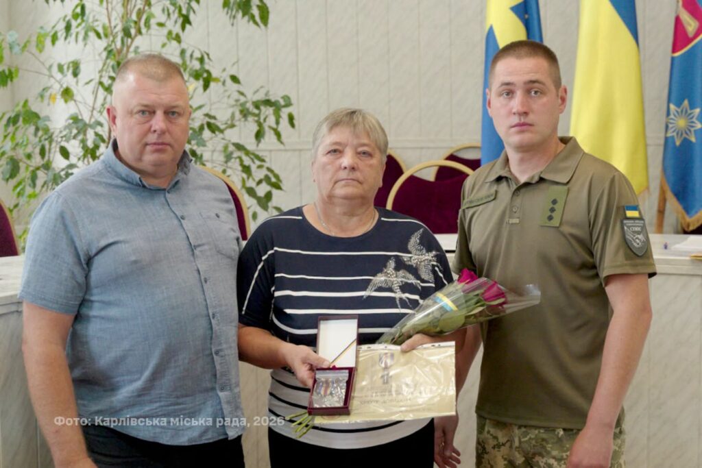 Передача нагороди родині воїна