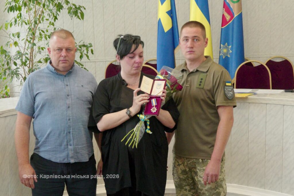 Передача нагороди родині воїна