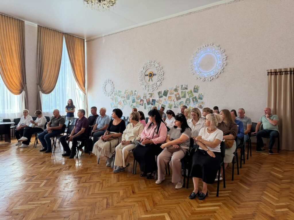 люди в залі