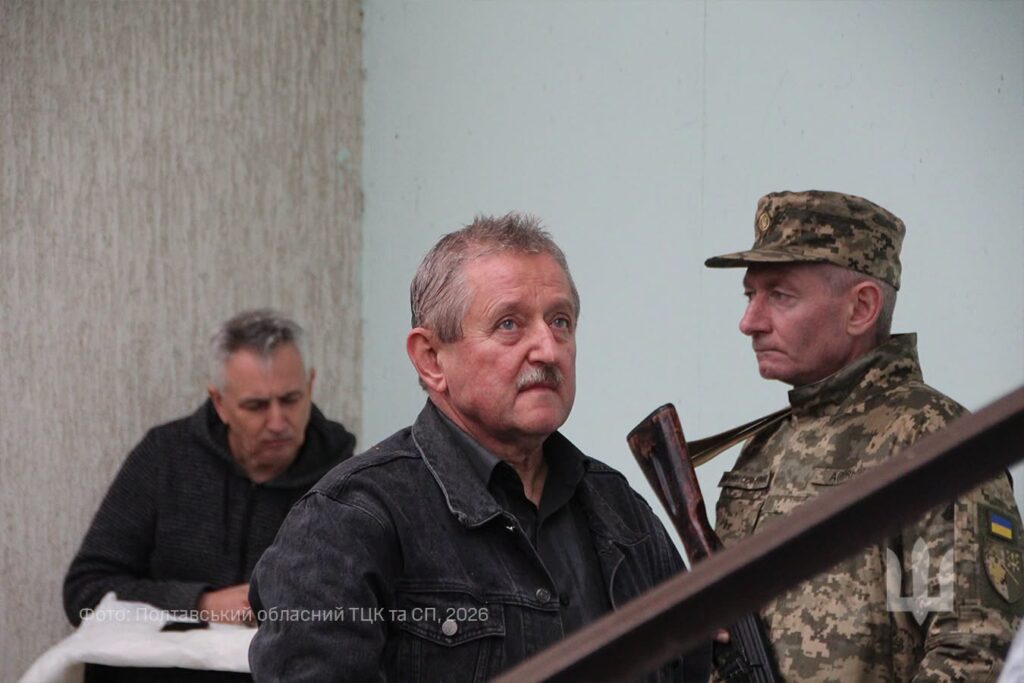 чоловік дивиться вгору, на дошку