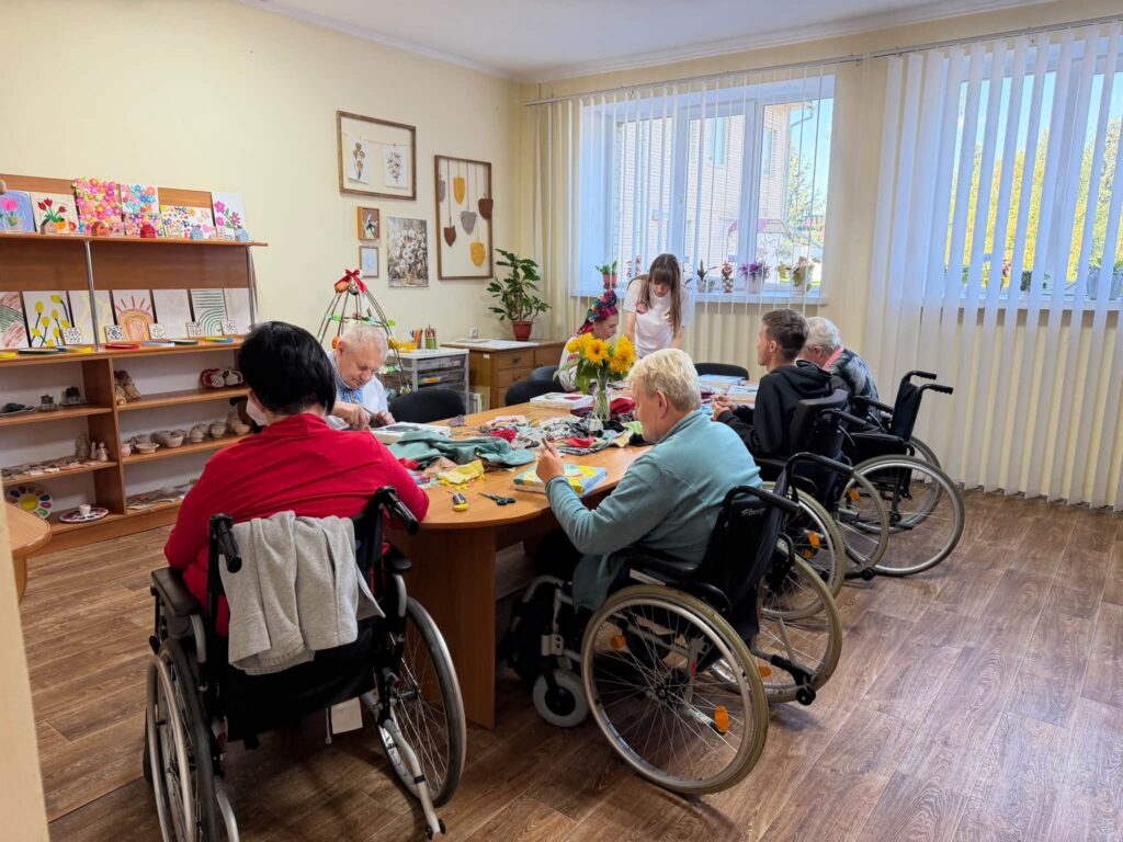 люди на кріслах колісних займаються рукоділлям