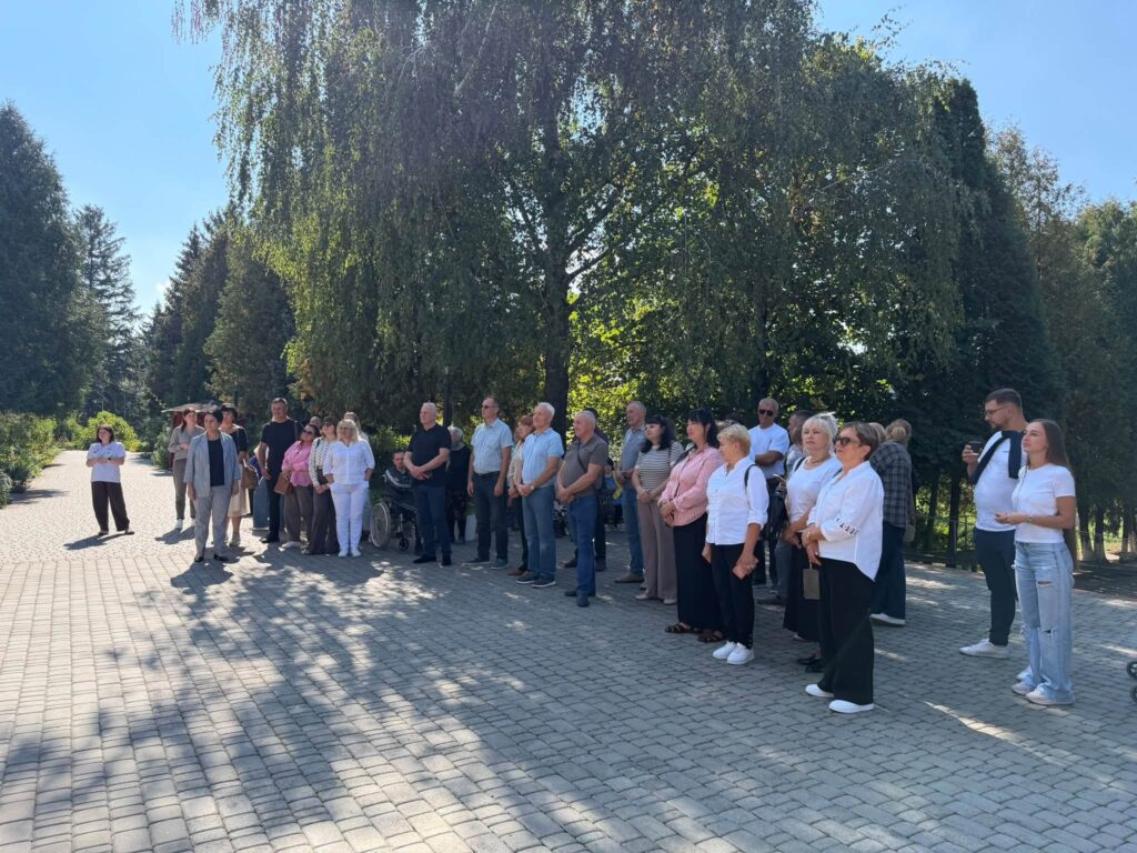люди на вулиці біля дерев