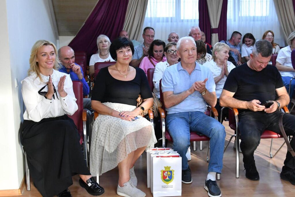 люди в залі аплодують