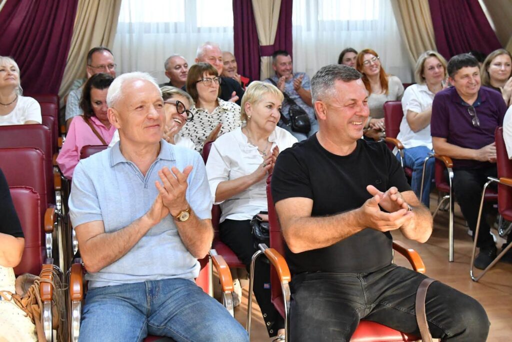 люди в залі аплодують