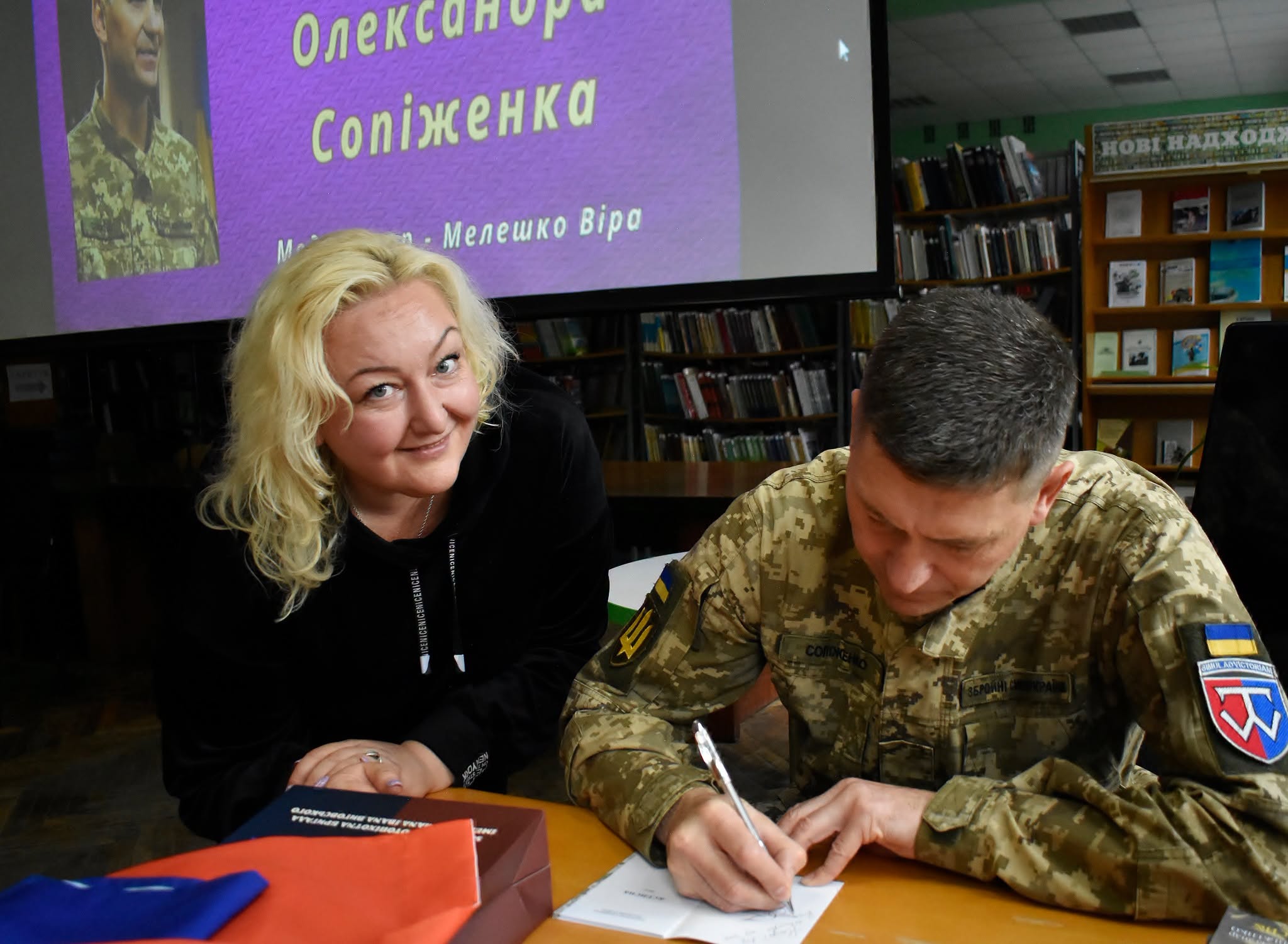 Олександр Сопіженко підписує книгу