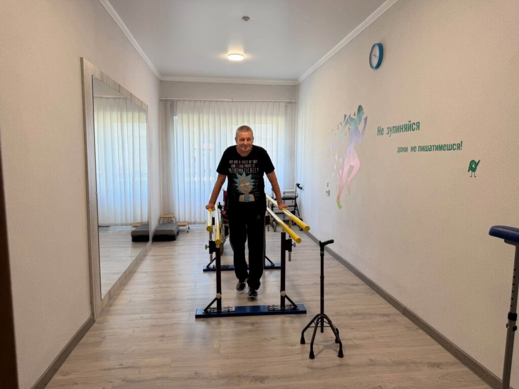 чоловік тренується на брусах