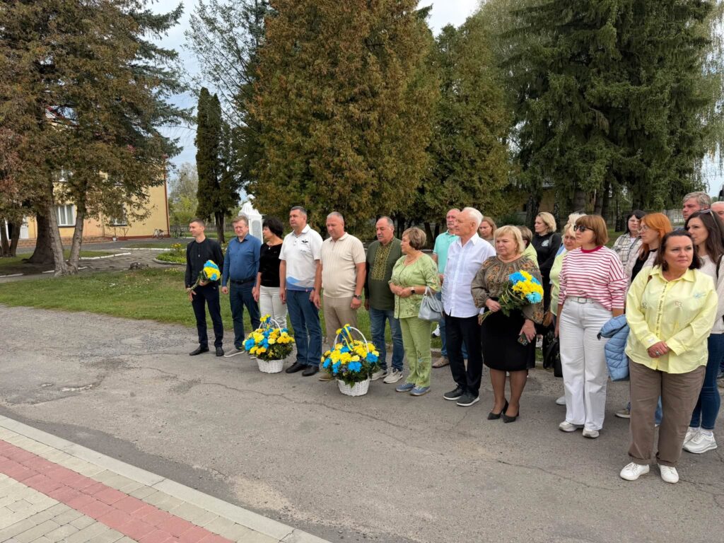 люди з квітами на вулиці