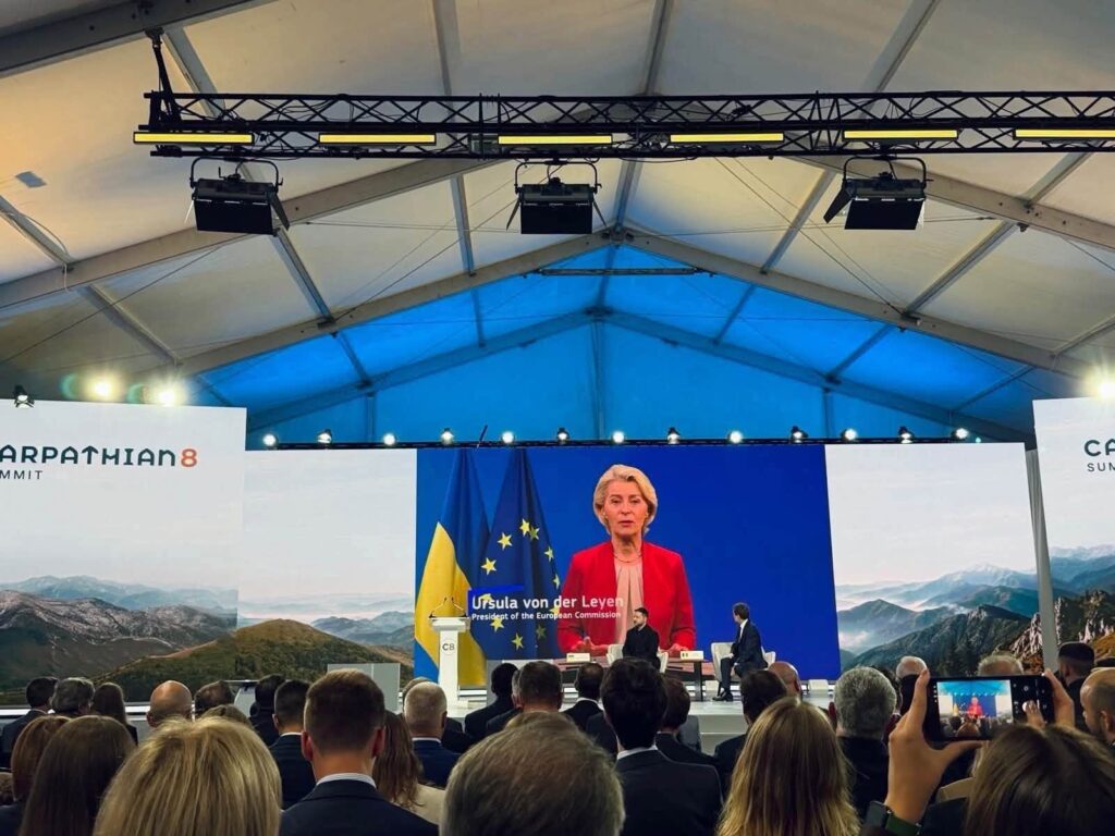 Онлайн-виступ Урсули фон дер Ляєн транслюється великій залі народу
