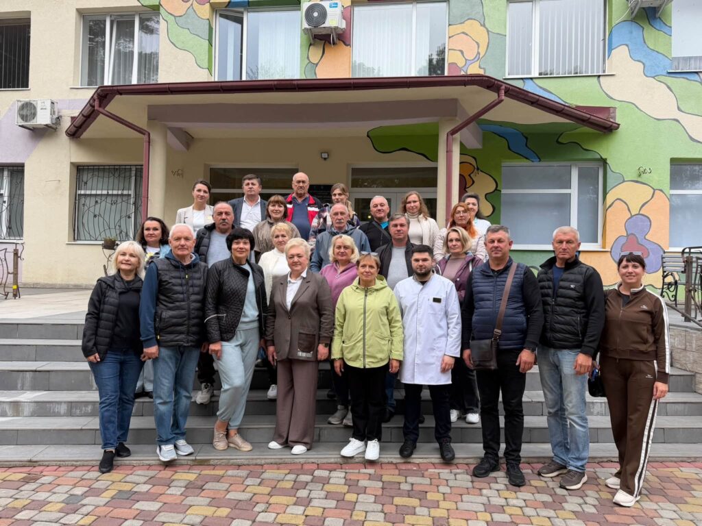 спільне фото біля санаторію