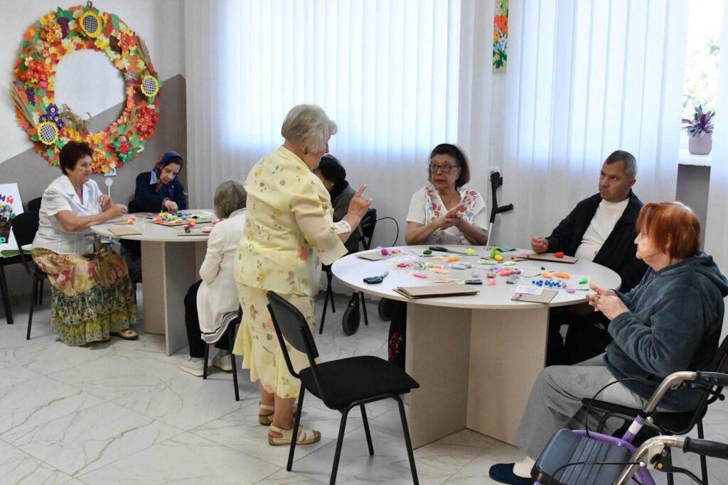 заняття рукоділлям у геріатричному пансіонаті