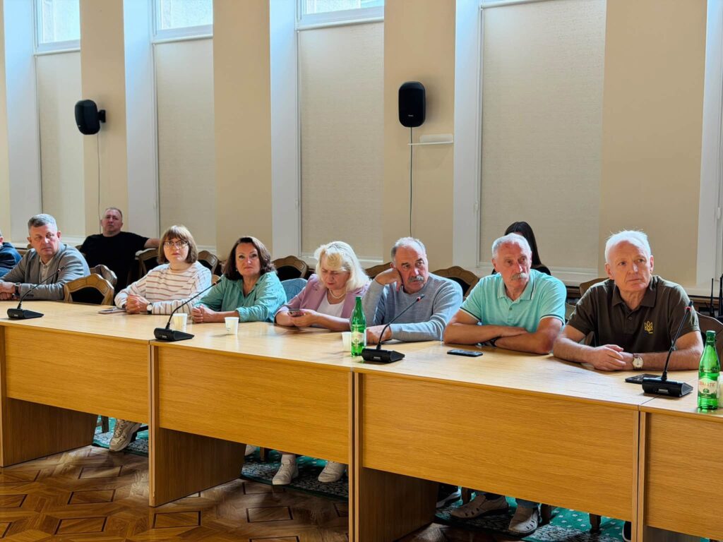 люди в залі засідань за столом