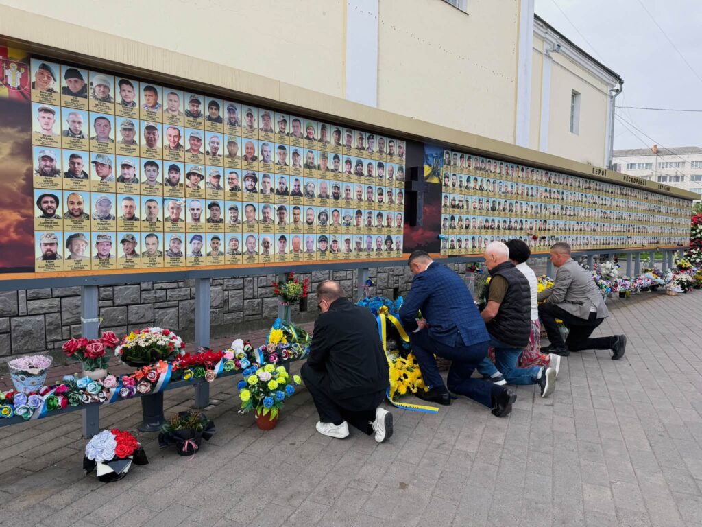 Покладання квітів до портретів полеглих воїнів