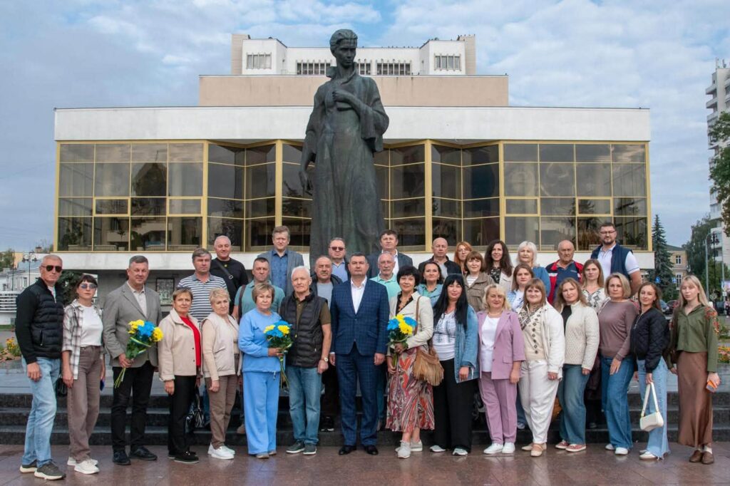 спільне фото біля пам'ятника Лесі Українці