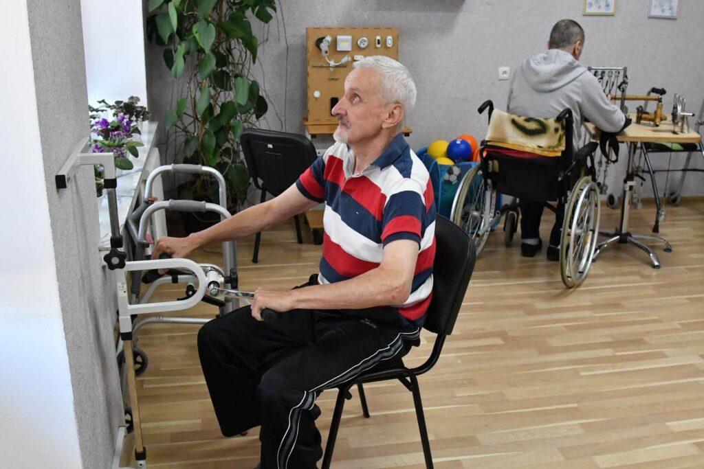 чоловік займається на тренажері