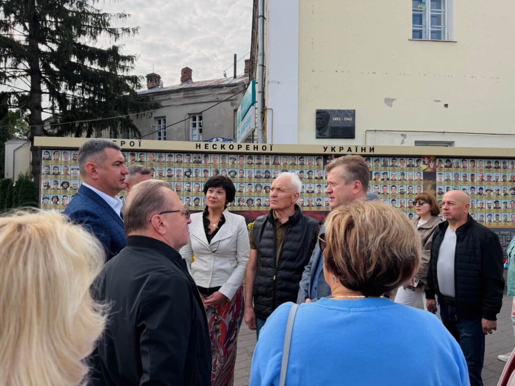 Люди спілкуються на Алеї пам'яті