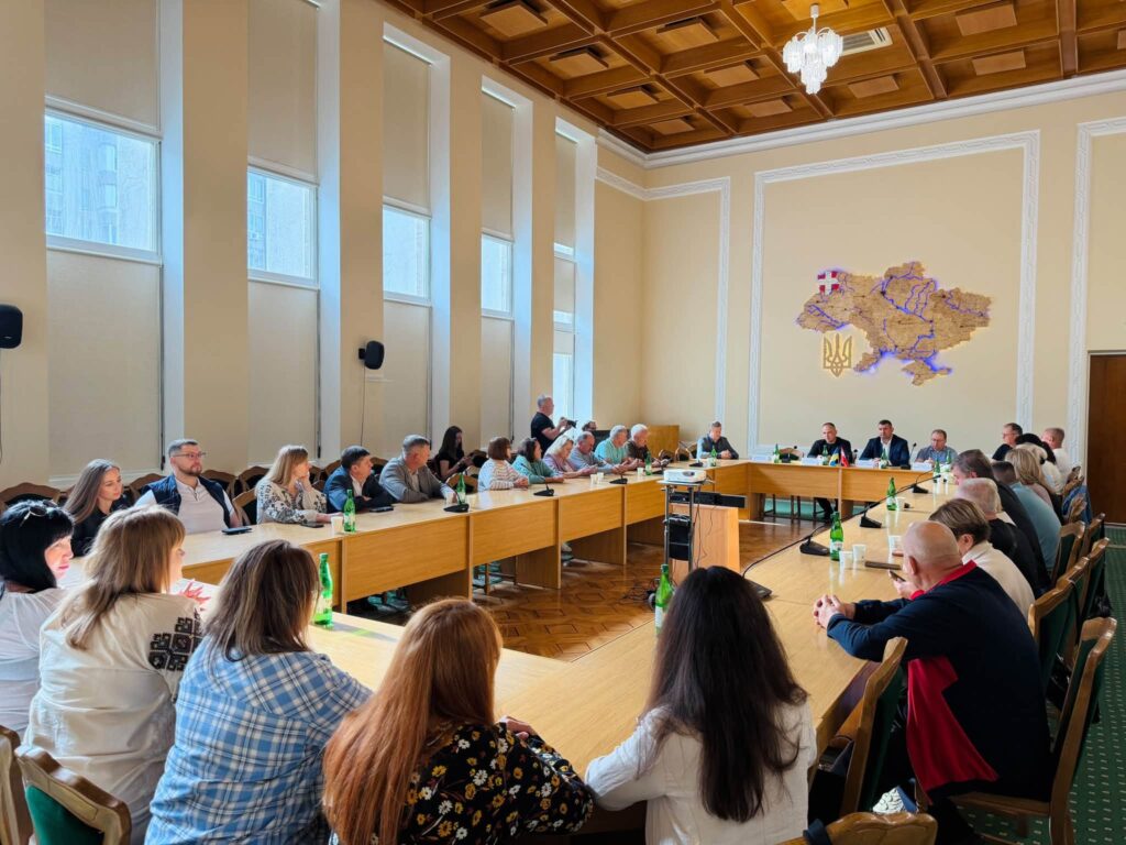 люди в залі засідань