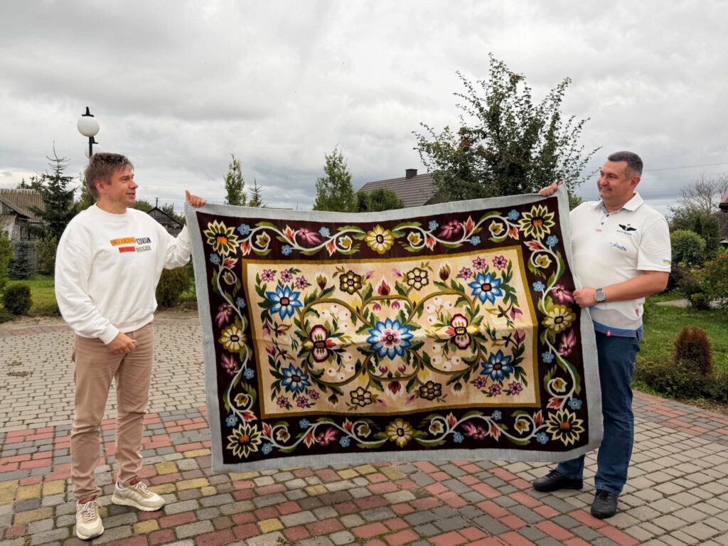 очільники обласних рад тримають решетилівський килим
