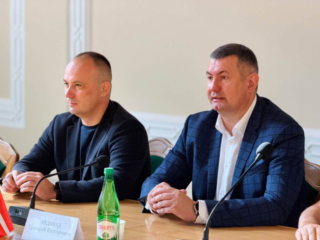 двоє чоловіків за столом