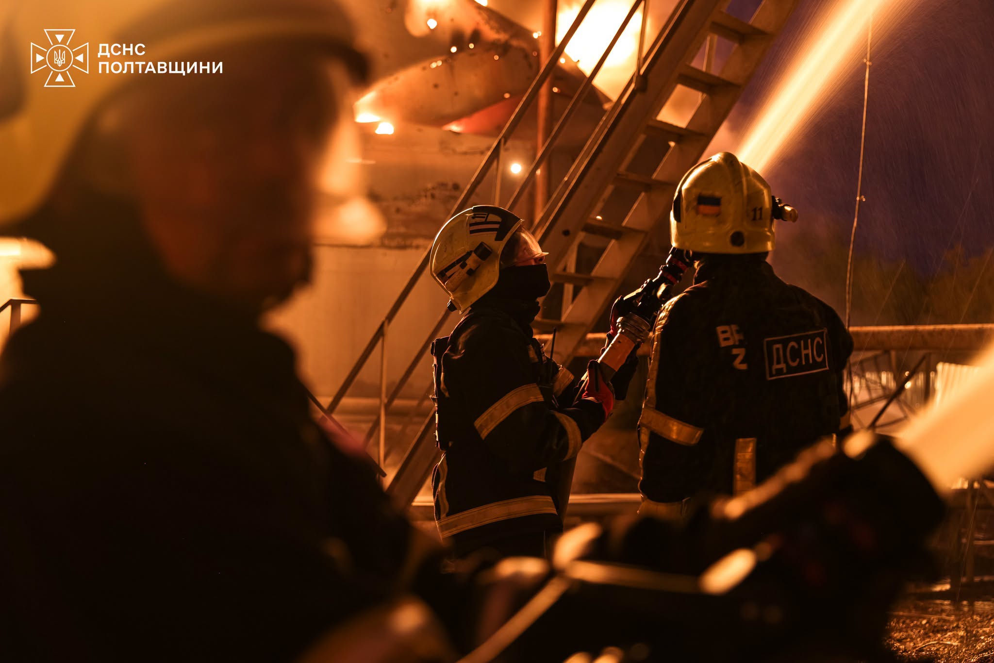 Рятувальники ДСНС ліквідовують пожежу