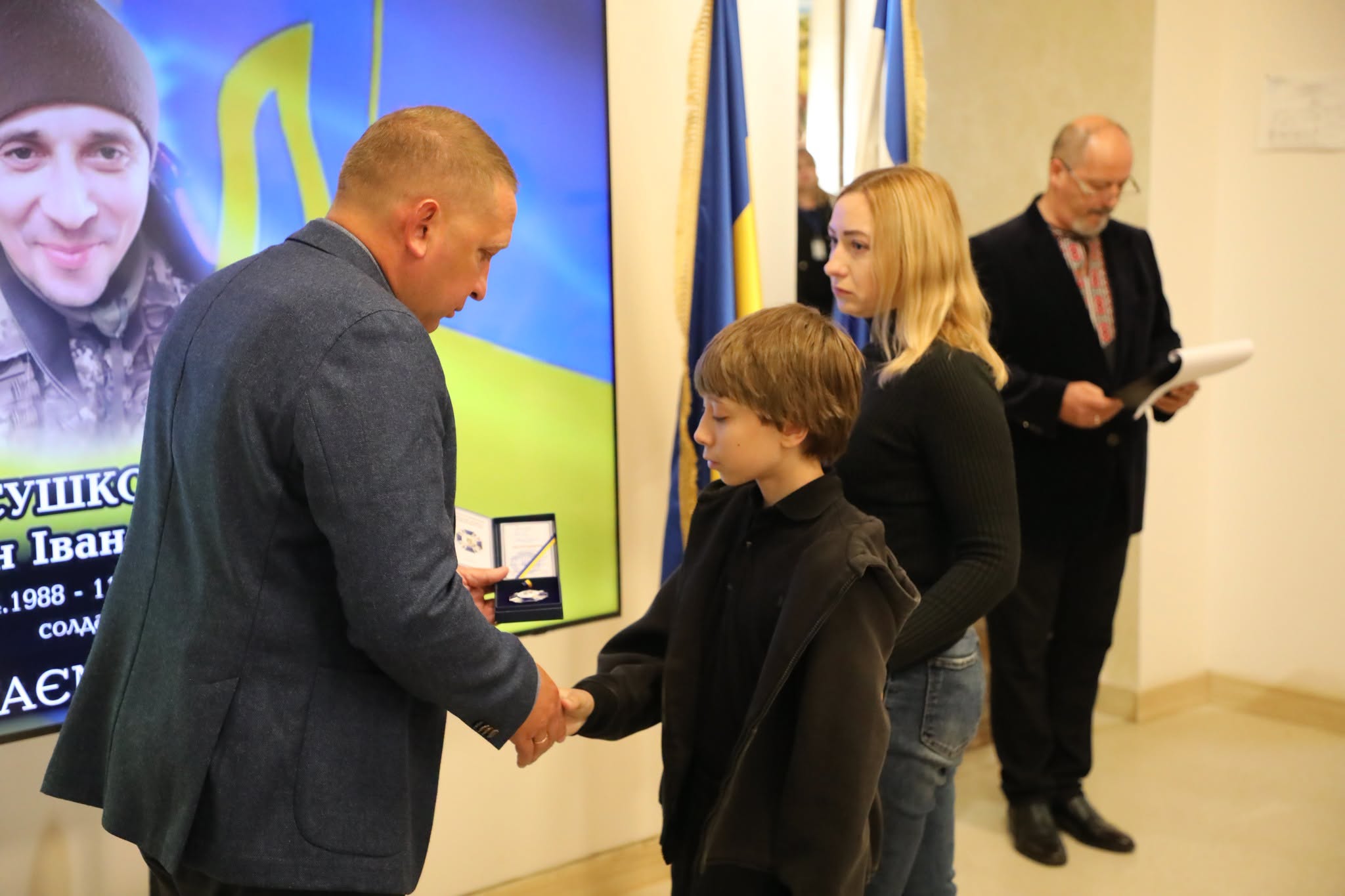 Передача відзнаки рідним захисників