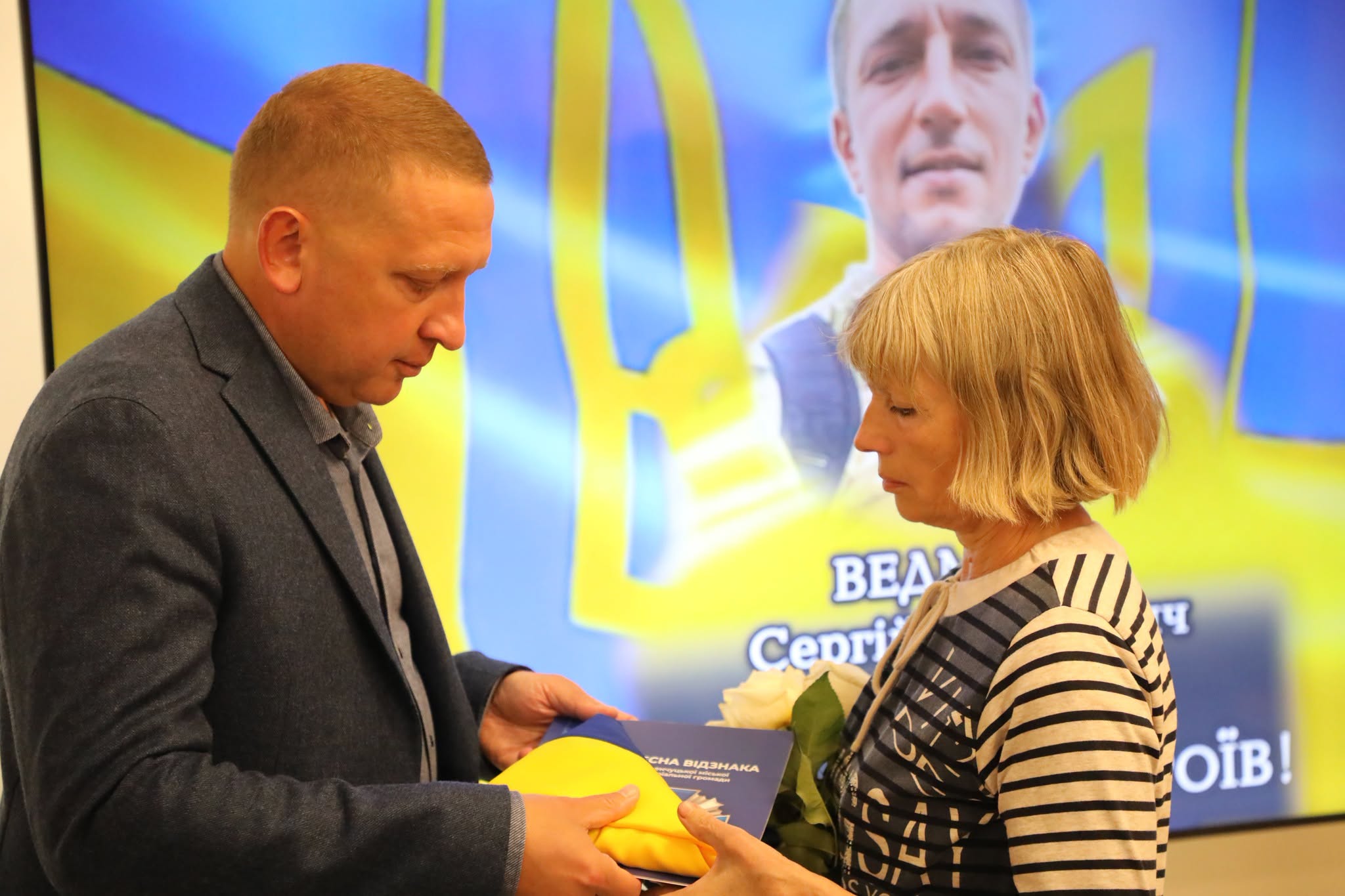 Передача відзнаки рідним захисників