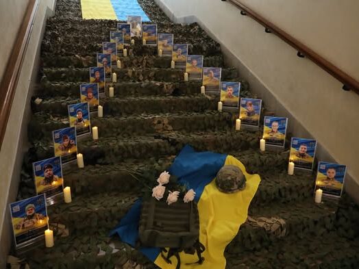 У Кременчуці родинам загиблих військовослужбовців вручили нагороди «Захисник України – Герой Кременчука»