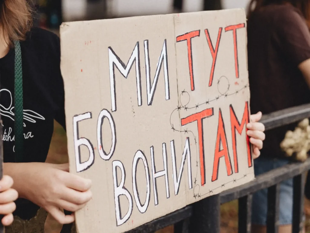 Нагадали про бранців кремля: родини захисників зібралися на акцію на Алеї пам’яті