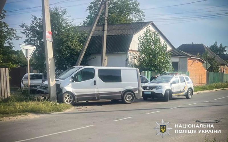 Автомобіль в'їхав у стовп