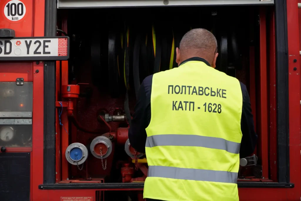 фахівець КАТП біля машини