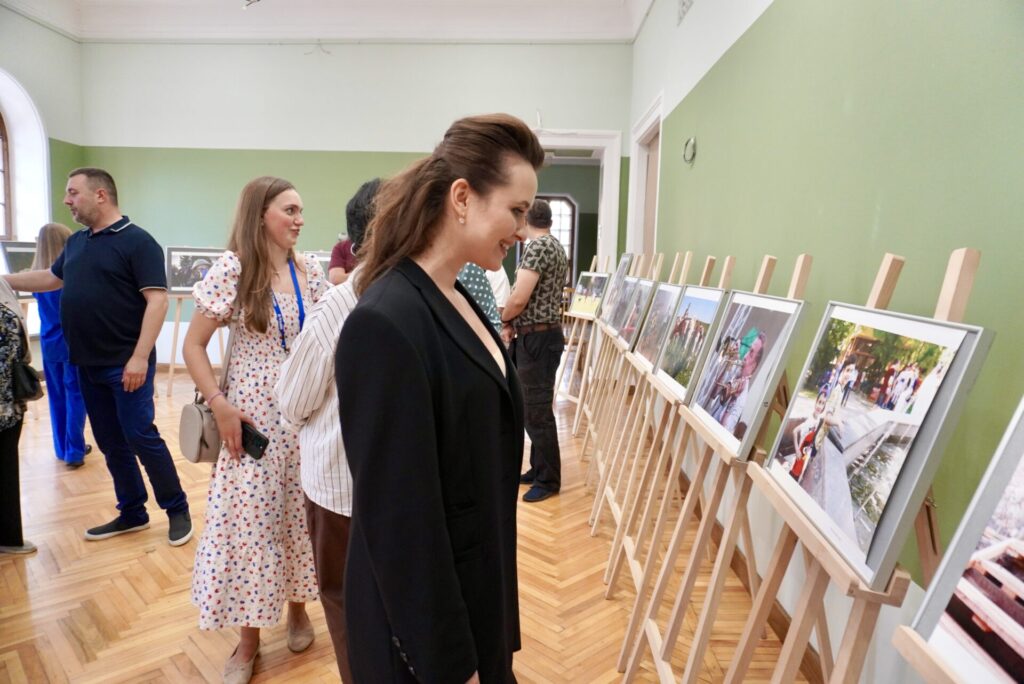 Відвідувачі виставки розглядають фото