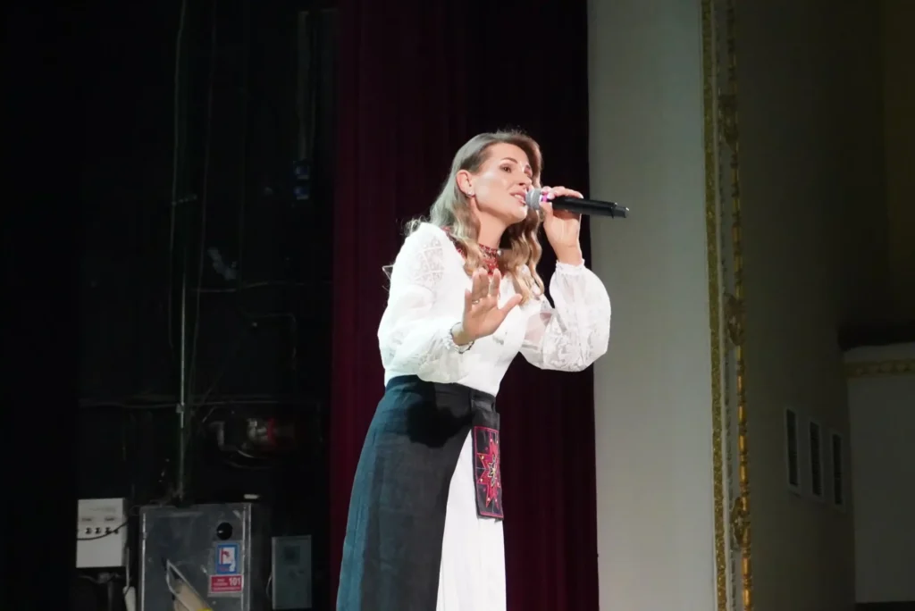 Анна Богданова співає в мікрофон