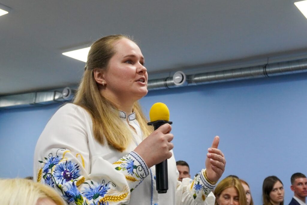 Дівчина у вишиванці ставить питання Стефанчуку