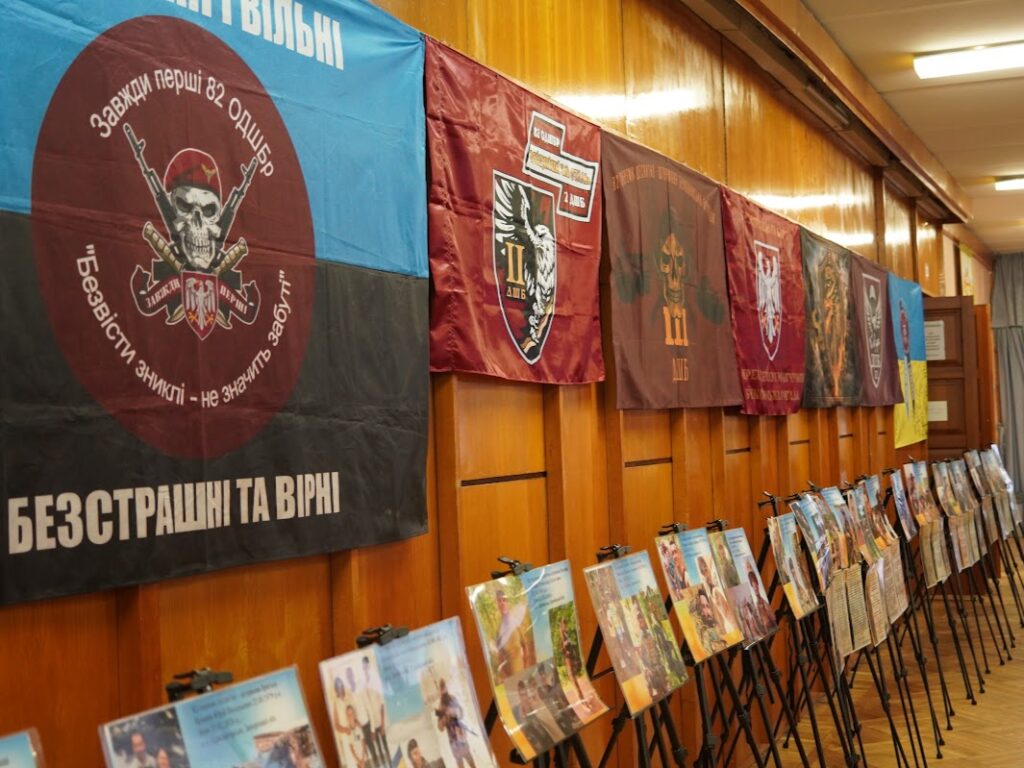 «Ми не народжені для війни»: у Полтаві відкрили фотовиставку пам’яті та надії