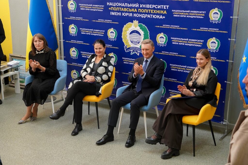 керівництво університету та представники ЄС перед банером вишу