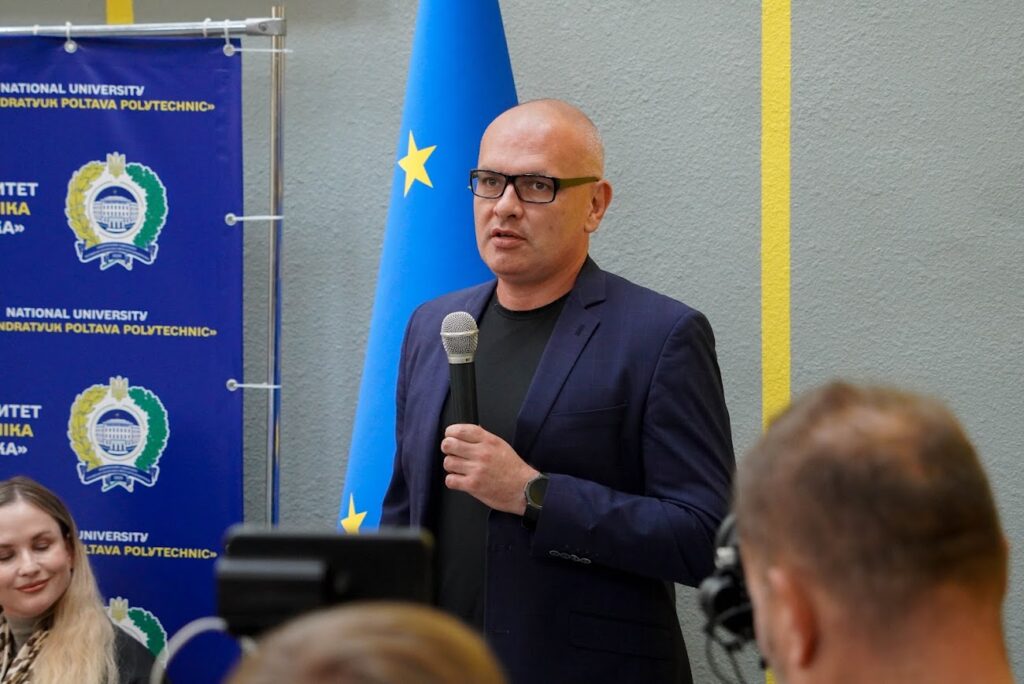 Євген Кончаковський із мікрофоном