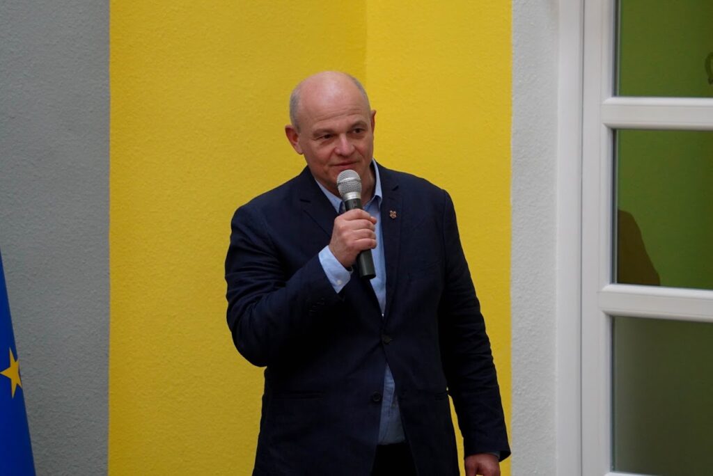 Віталій Нікіпєлов із мікрофоном