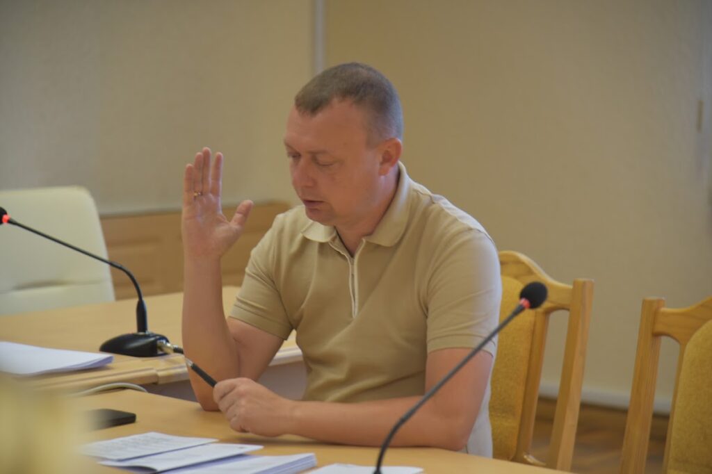 депутат голосує піднятою рукою