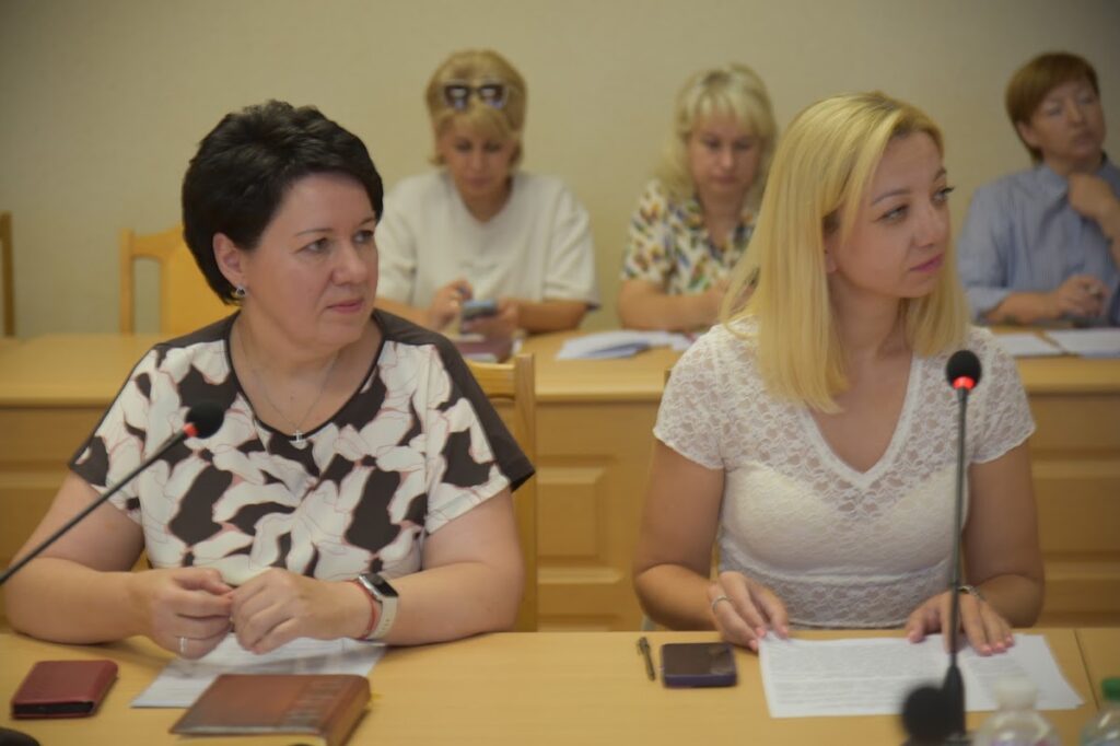 доповідачі - представники департаменту інформаційної діяльності та управління цифрової трансформації ОВА