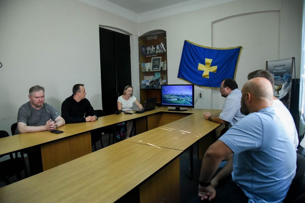 люди сидять за столом і обговорюють тему брифінгу