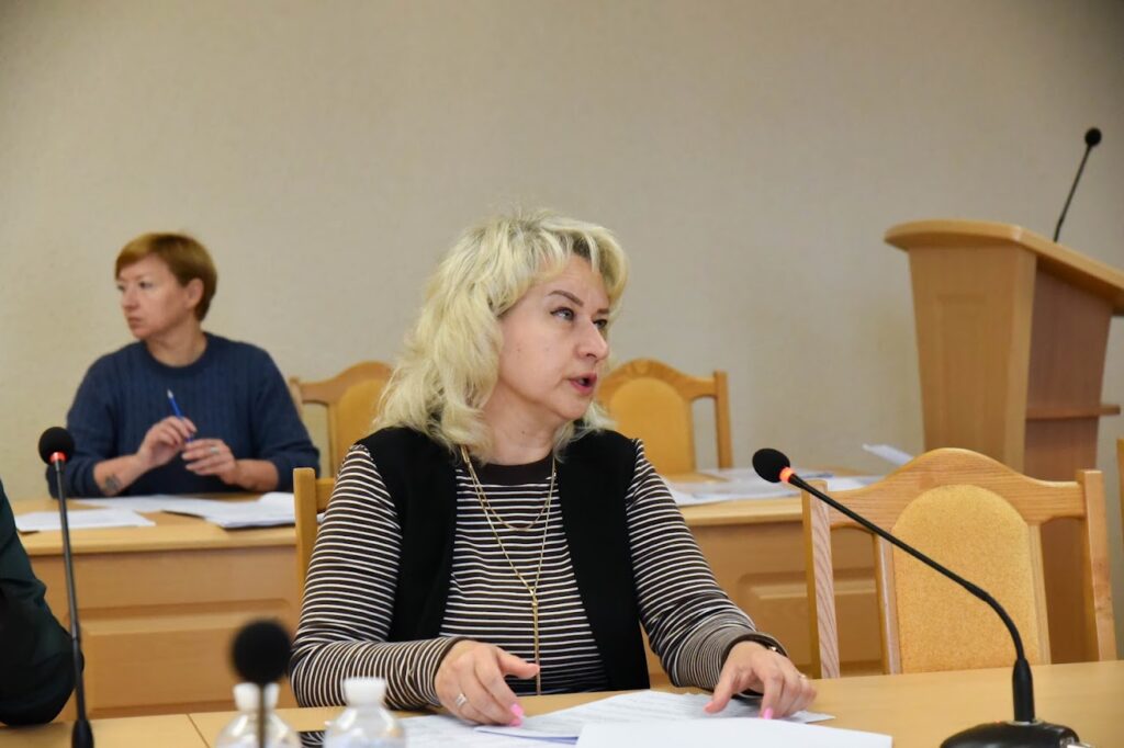 жінка говорить у мікрофон
