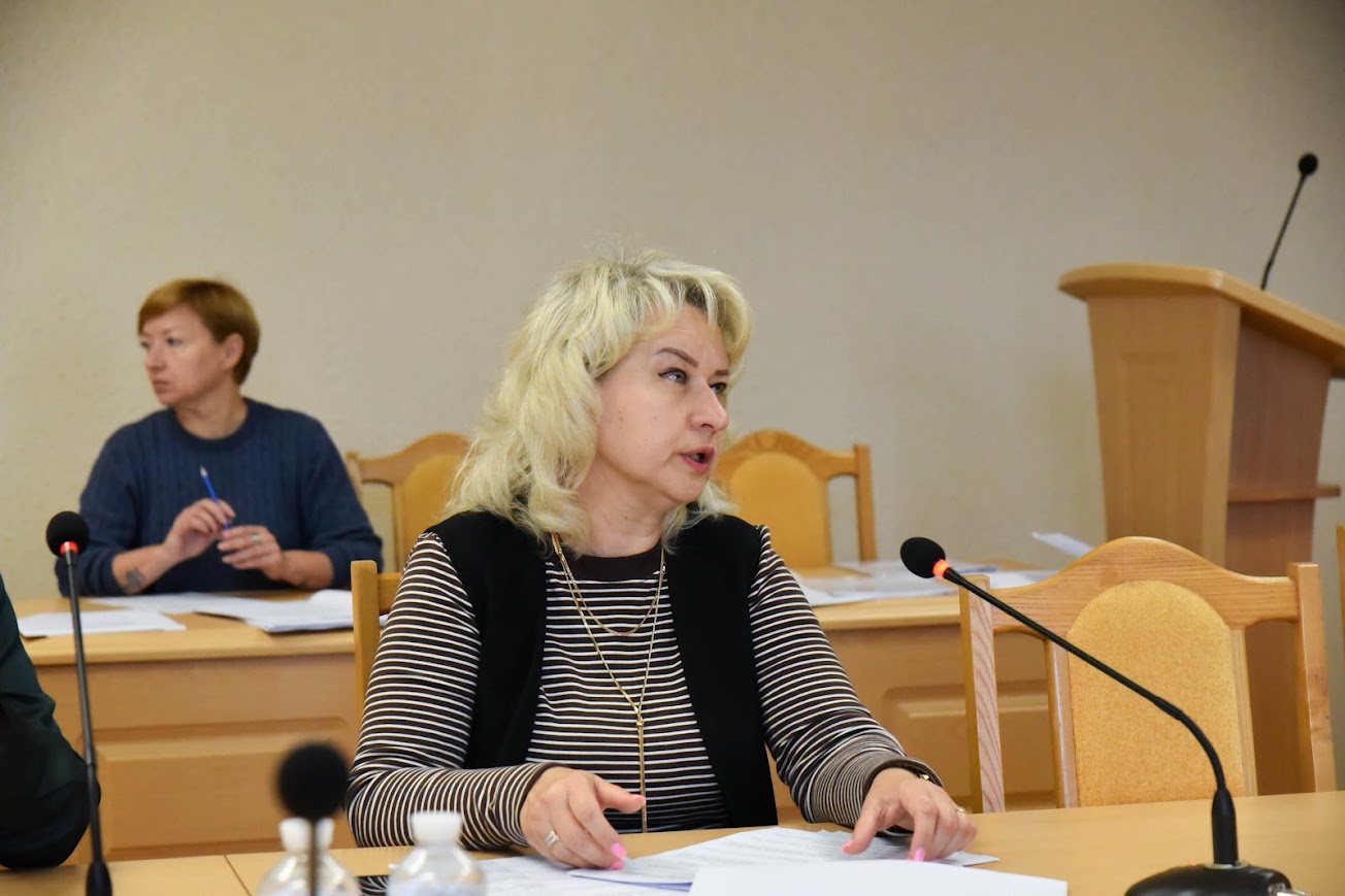 жінка говорить у мікрофон