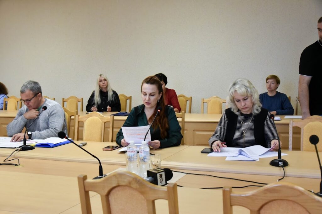 люди за столами, працюють із документами