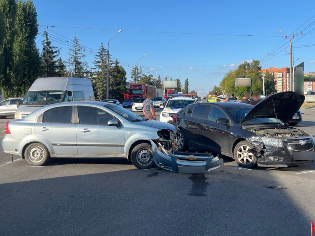 Два Chevrolet зіткнулися на Європейській у Полтаві: водій отримав адмінпротокол