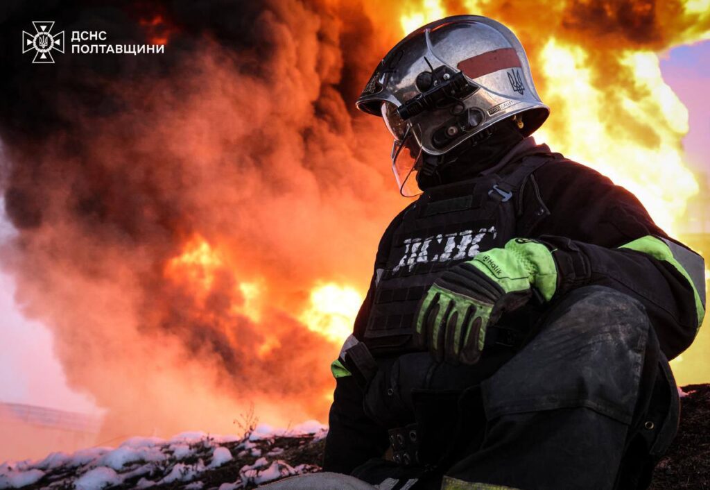 Рятувальник на тлі пожежі