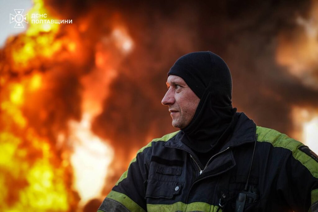 Рятувальник на тлі пожежі