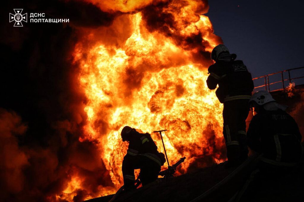 Двоє рятувальників працюють на місці пожежі