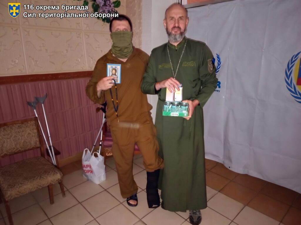 Турбота про побратимів: представники 116-ї бригади ТрО провідали у шпиталі пораненого воїна