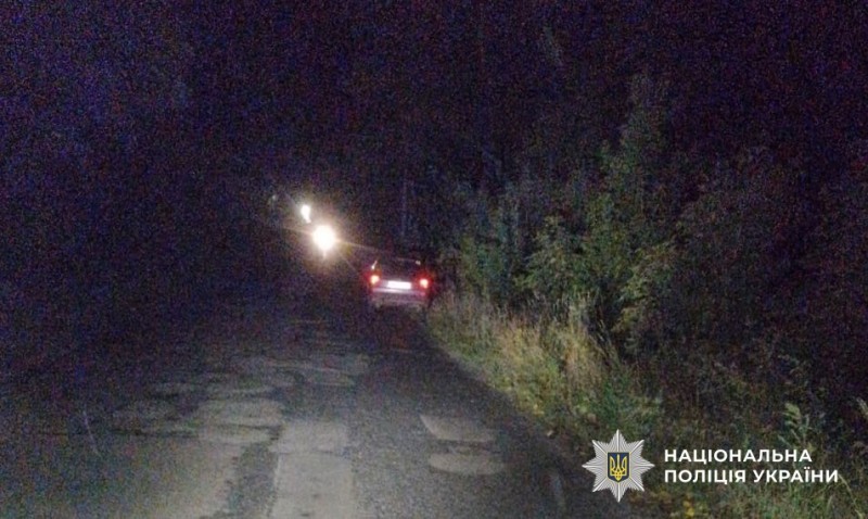 темна дорога між деревами, авто з увімкненими фарами, темний час доби